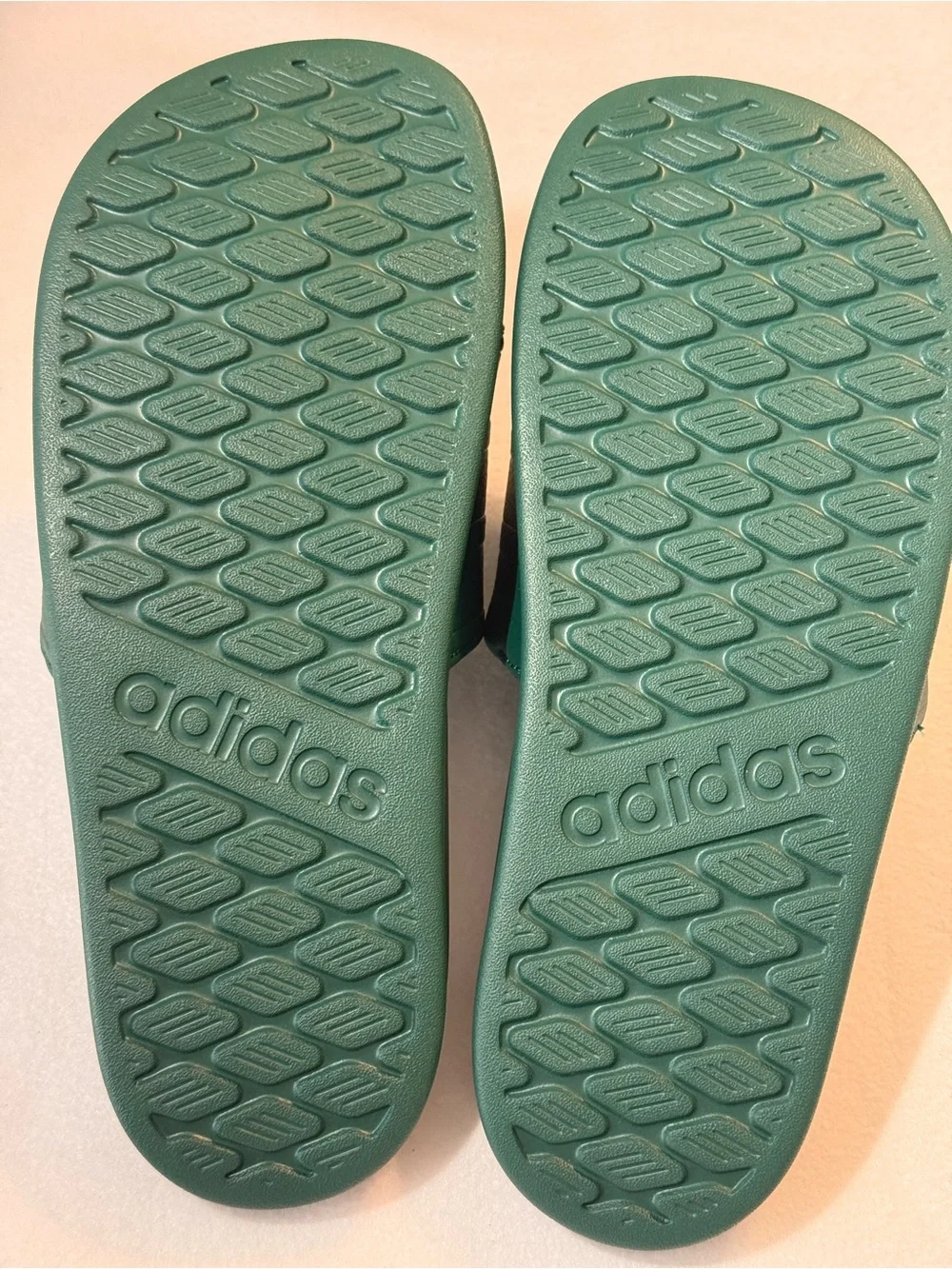 Adidas ADILETTE COMFORT 2.0 SLIDES. Unisex.  Men’s Size 6/ Women’s Size 7
